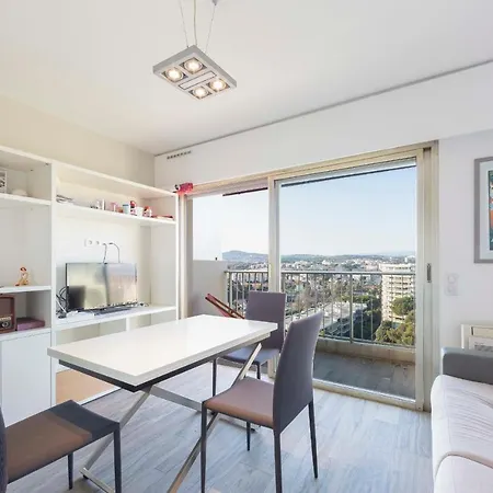 With A Panoramic View At The Floor Of A With A Pool Lägenhet