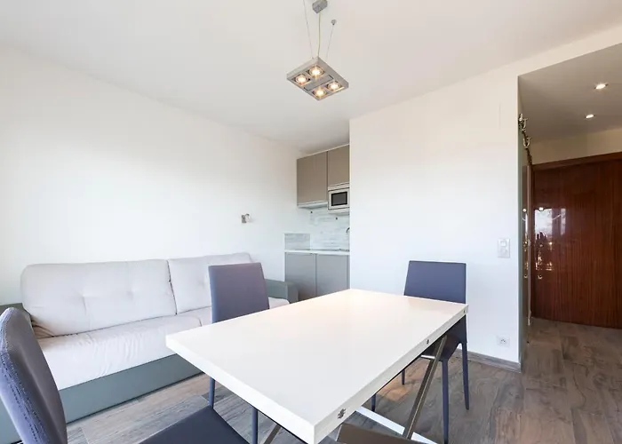 Διαμέρισμα With A Panoramic View At The Floor Of A With A Pool *