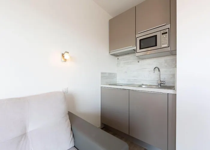 With A Panoramic View At The Floor Of A With A Pool Διαμέρισμα