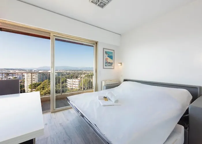 Διαμέρισμα With A Panoramic View At The Floor Of A With A Pool Αντίμπ